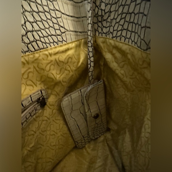 Vera Wang Large Bag - Picture 4 of 9